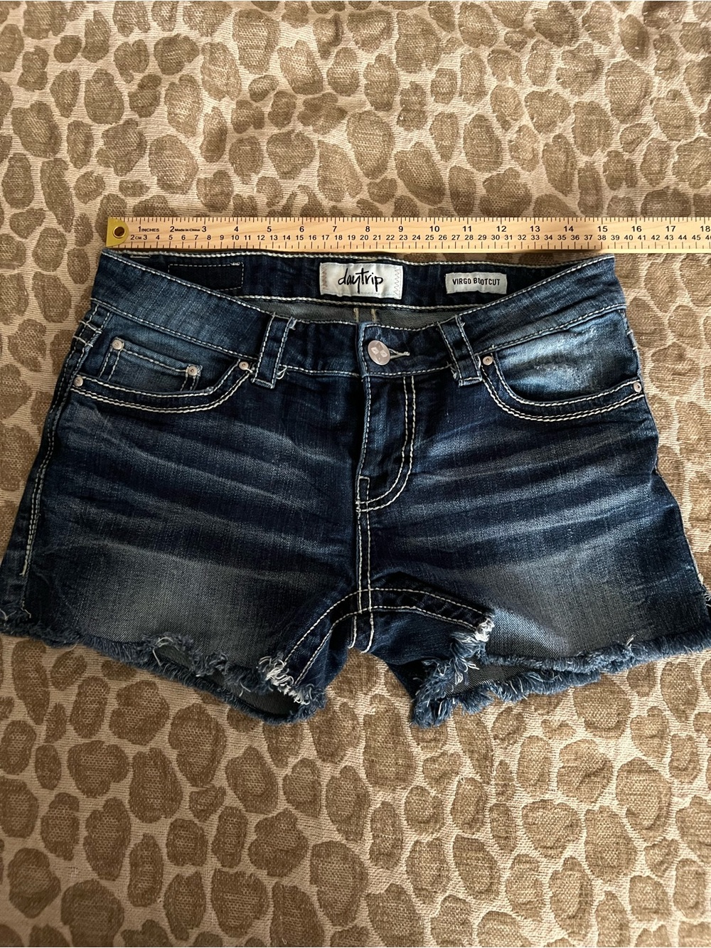 Daytrip - Super Cute Dark Denim Cut-Off Shorts | Size: 28